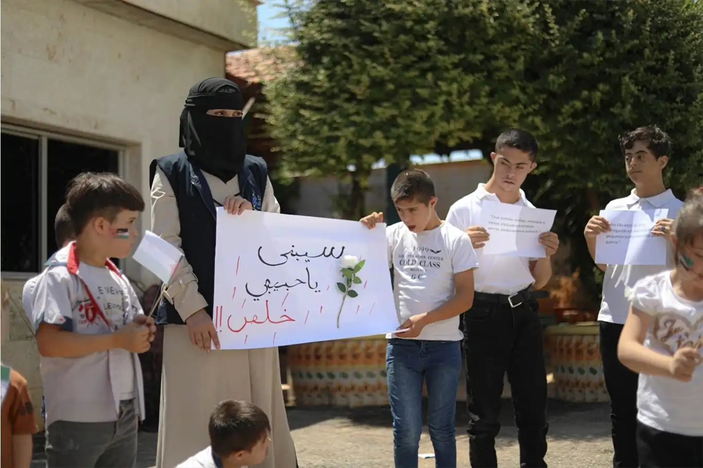 سوريون في إدلب يتفاعلون مع استشهاد الشاب المصاب بمتلازمة داون محمد بهار في غزة
