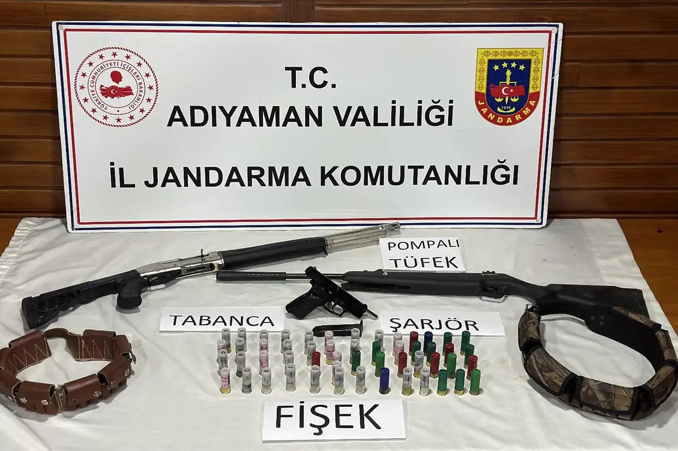 Evinde çeşitli silahlar bulunan şahıs gözaltına alındı Evinde çeşitli silahlar bulunan şahıs gözaltına alındı
