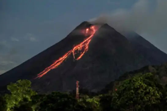 Merapi Yanardağı'nda volkanik patlama