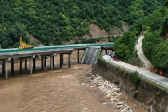 Çin'de şiddetli yağışların yol açtığı sel sonucu köprü çöktü: 12 ölü, 31 kayıp