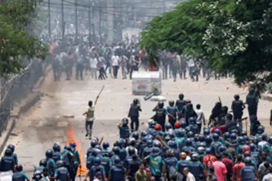 Polisin protestolara sert bir şekilde müdahalede bulunduğu Bangladeş'te en az 100 kişi öldürüldü