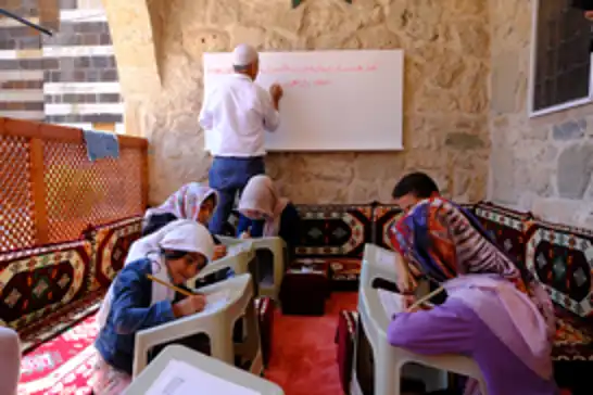 Çocuklar yaz Kur'an kursunda hat sanatını da öğreniyor
