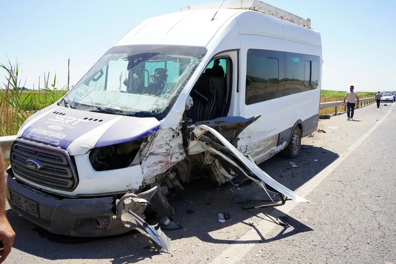 Diyarbakır'da otomobil ile minibüs çarpıştı: 12 yaralı
