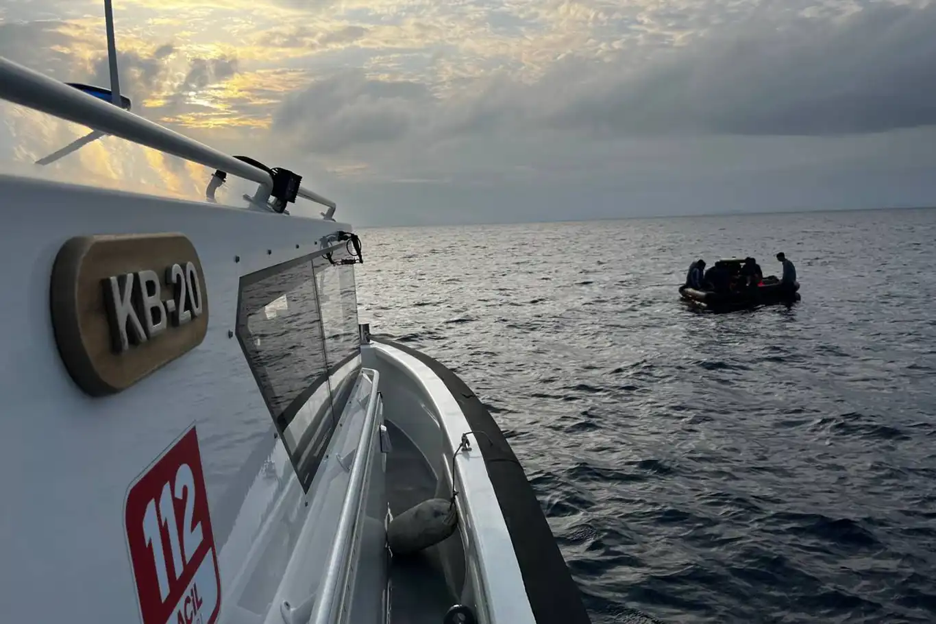 Çanakkale açıklarında 21 düzensiz göçmen kurtarıldı