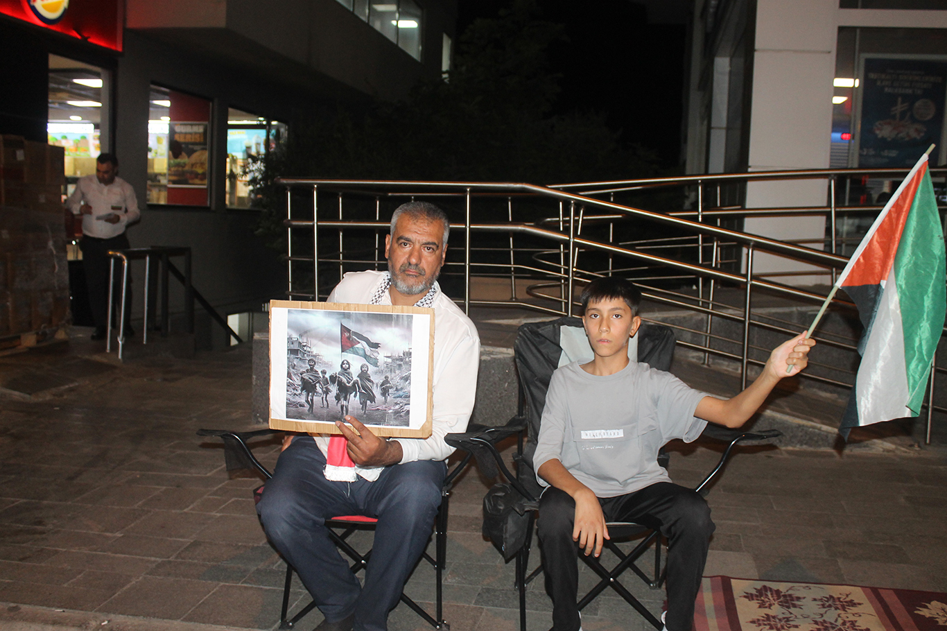 Günlerdir siyonist işgal destekçisi firmanın önünde eylemlerini sürdürüyorlar