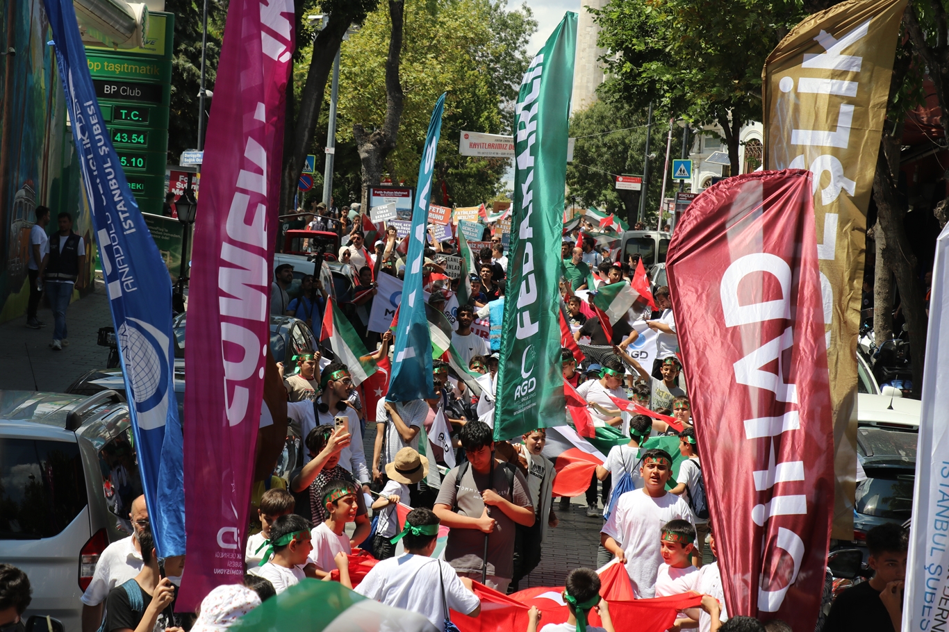 Ortaokul öğrencileri Filistinli çocuklar için yürüdü