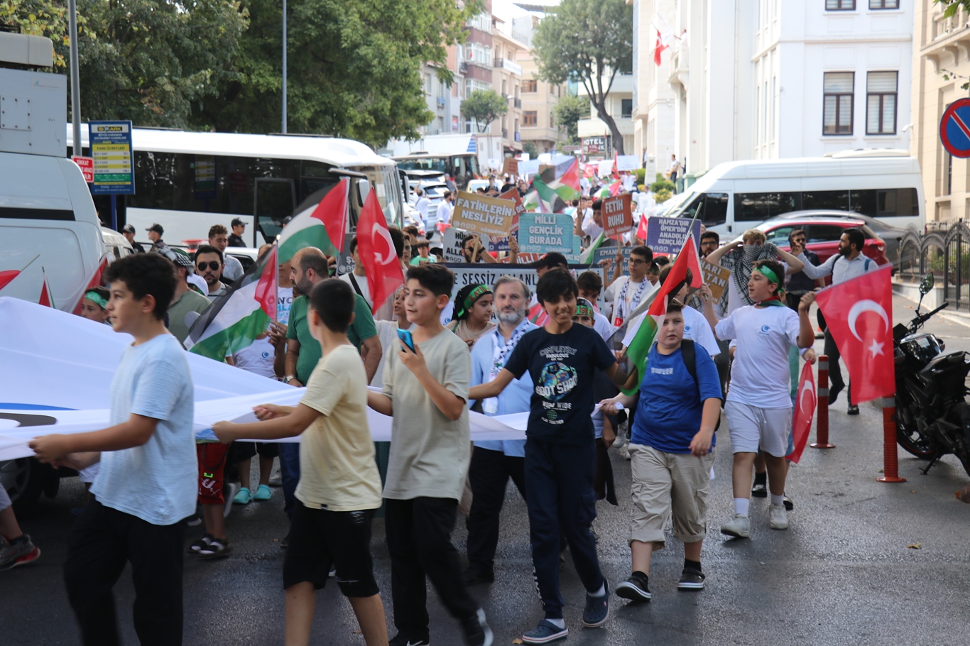 Ortaokul öğrencileri Filistinli çocuklar için yürüdü