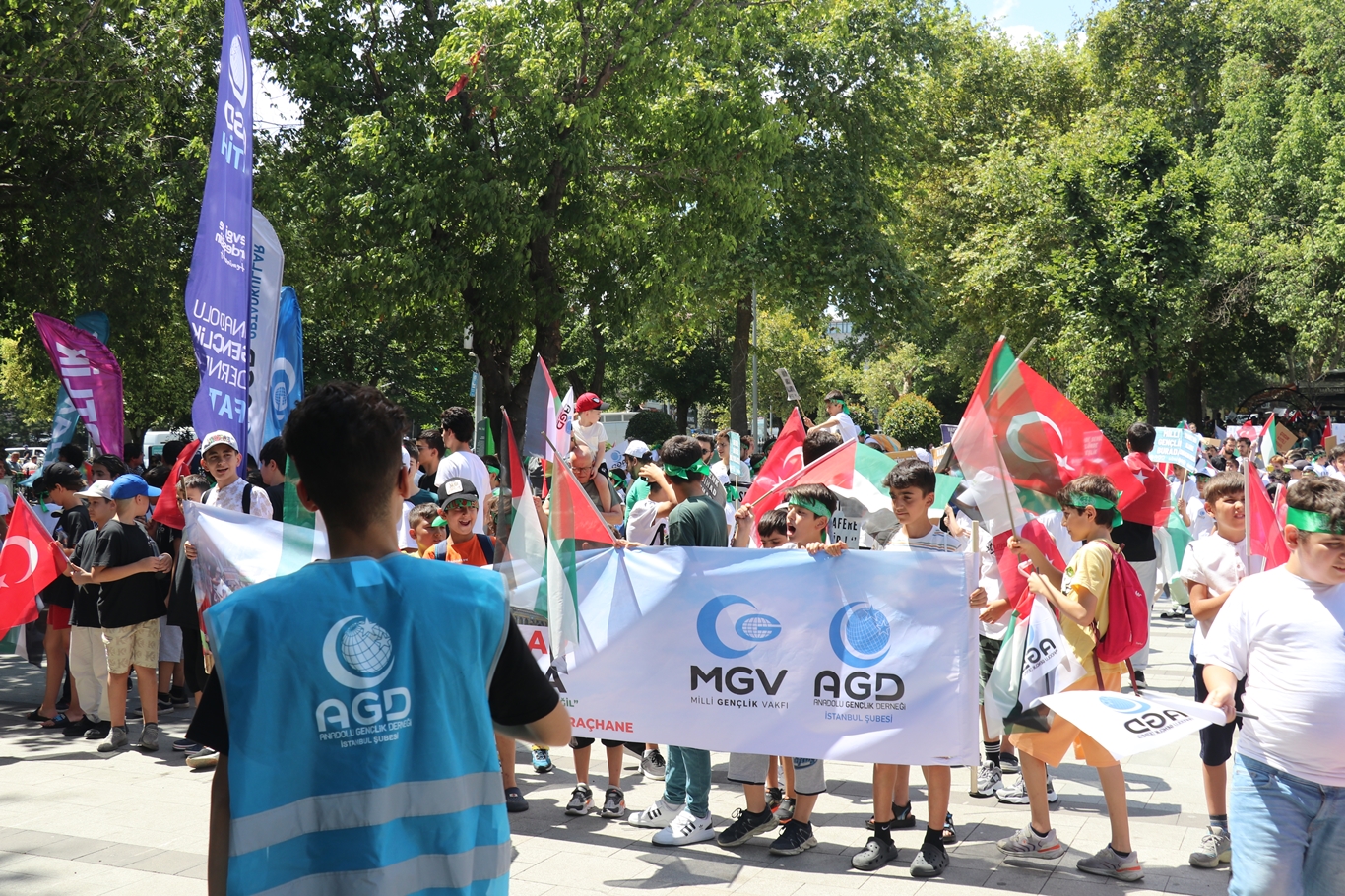 Ortaokul öğrencileri Filistinli çocuklar için yürüdü