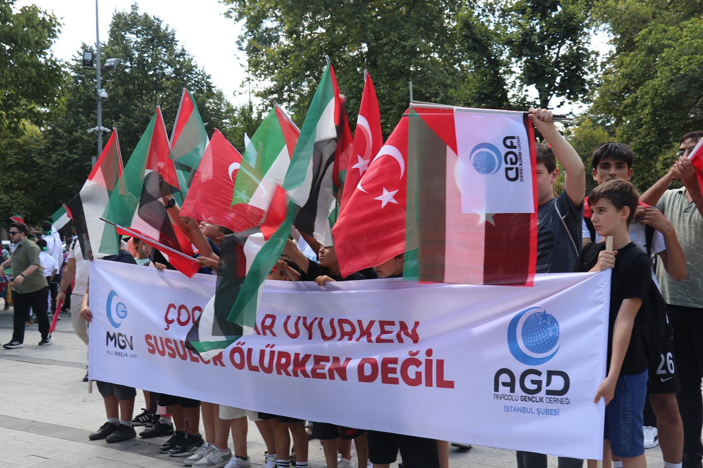 Ortaokul öğrencileri Filistinli çocuklar için yürüdü