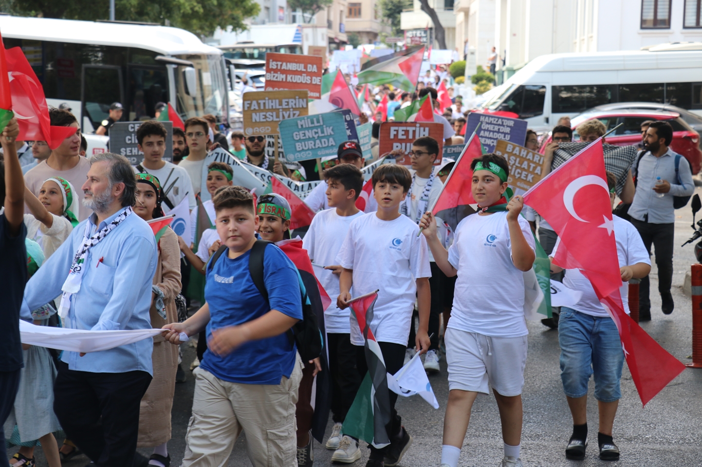 Ortaokul öğrencileri Filistinli çocuklar için yürüdü