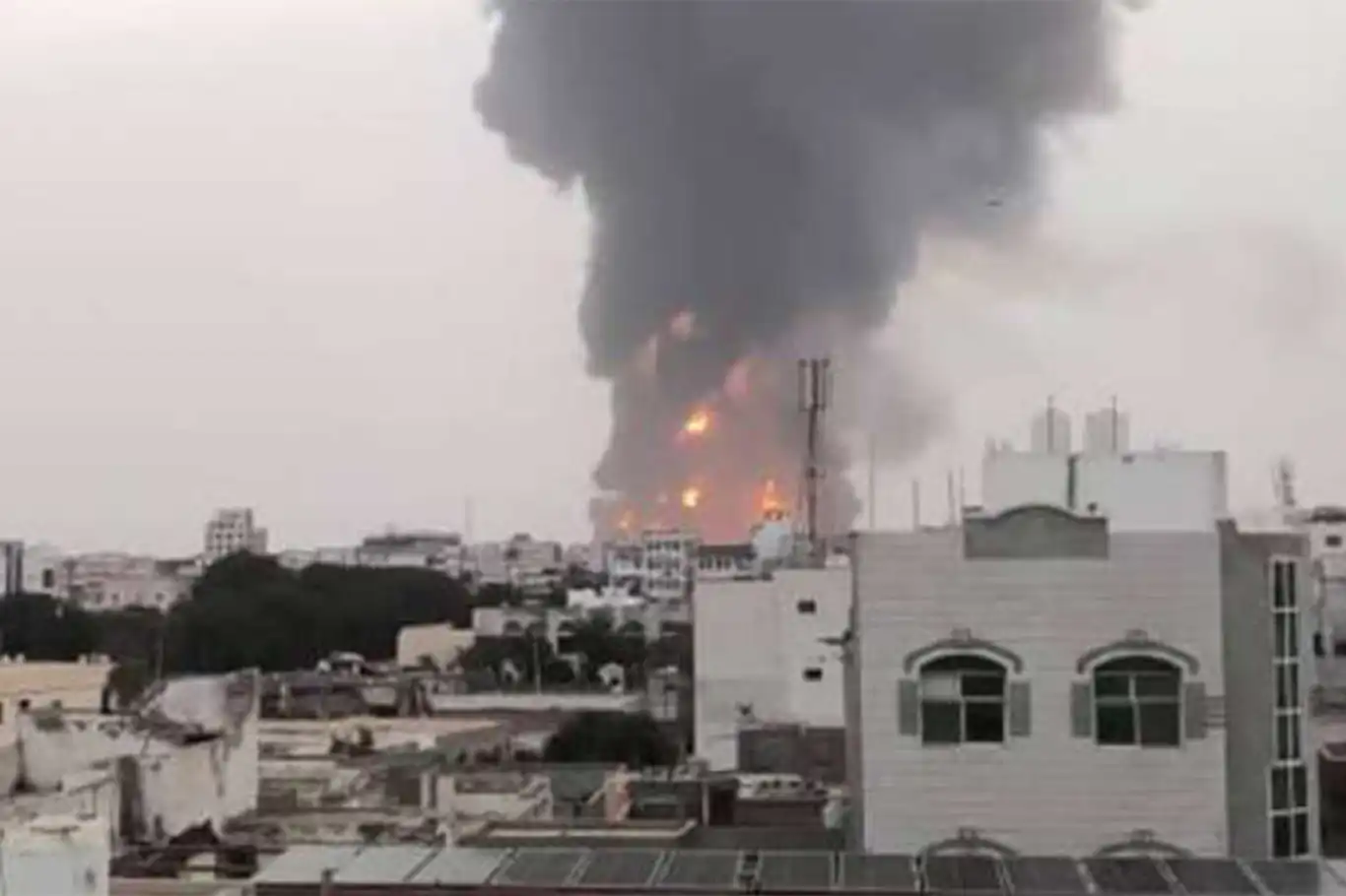 غارات أميركية وبريطانية تستهدف جزيرة كمران ومطار الحديدة في اليمن