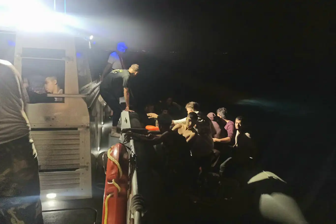 Yunanistan'ın geri ittiği düzensiz göçmenler kurtarıldı