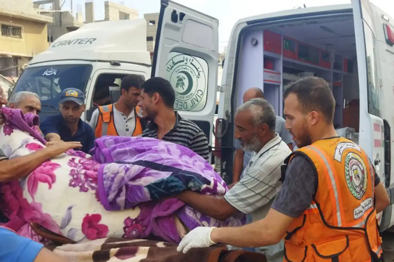 عشرات الشهداء والجرحى في مجزرة جديدة استهدفت مستشفى ميداني بدير البلح