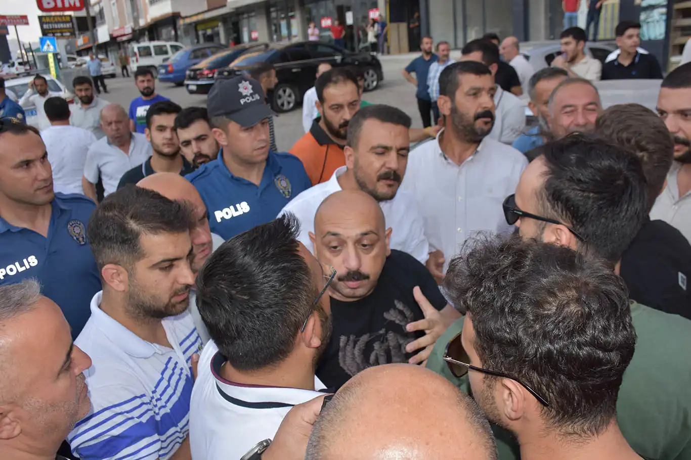 Bitlis'te vatandaşların "Ölüm yolu" için yaptığı basın açıklamasına polisten müdahale
