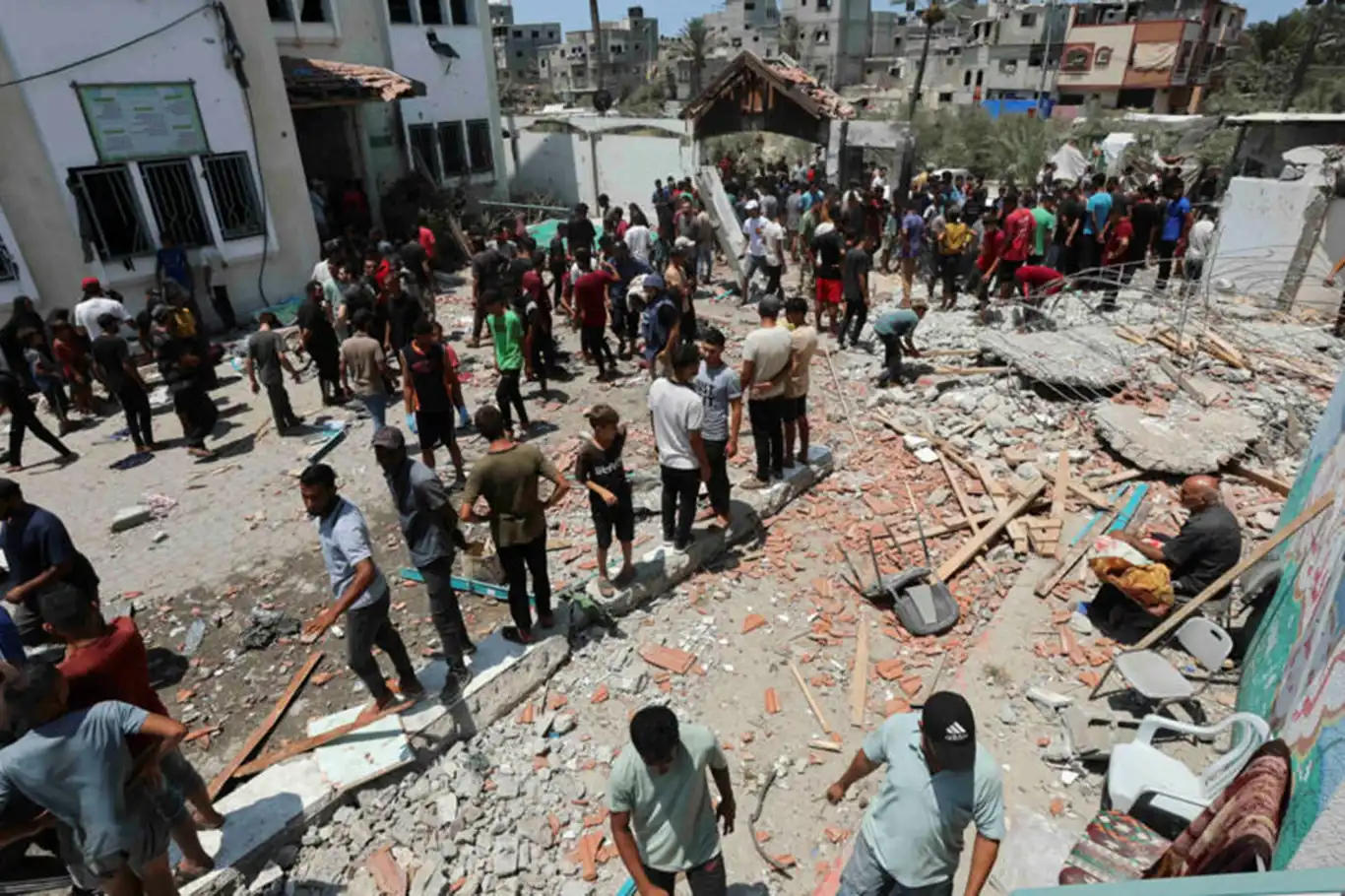 Siyonist işgalciler Gazze'deki bir okulu vurdu: 30 şehit