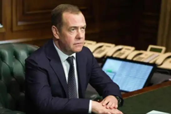 Medvedev: Beyaz Saray'da bostan korkuluğu bile oturabilir çünkü iş derin devletin elinde