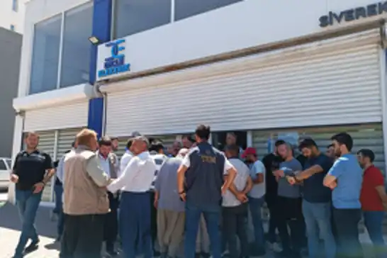 Elektrikleri kesilen çiftçiler DEDAŞ şubesi önünde toplandı