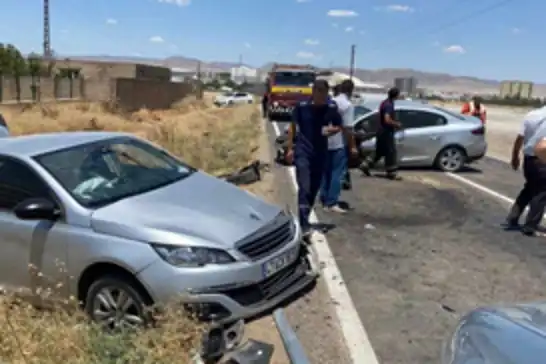 Mardin’de iki otomobil çarpıştı: 2 yaralı 
