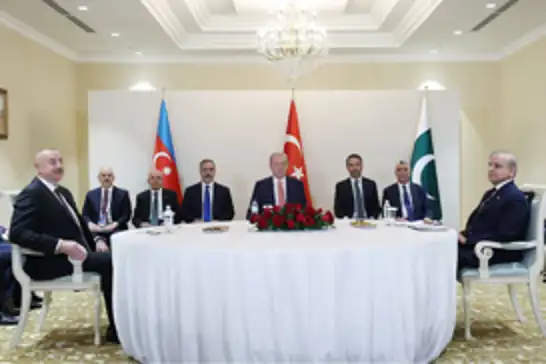 Cumhurbaşkanı Erdoğan, Azerbaycan ve Pakistan liderleriyle bir araya geldi