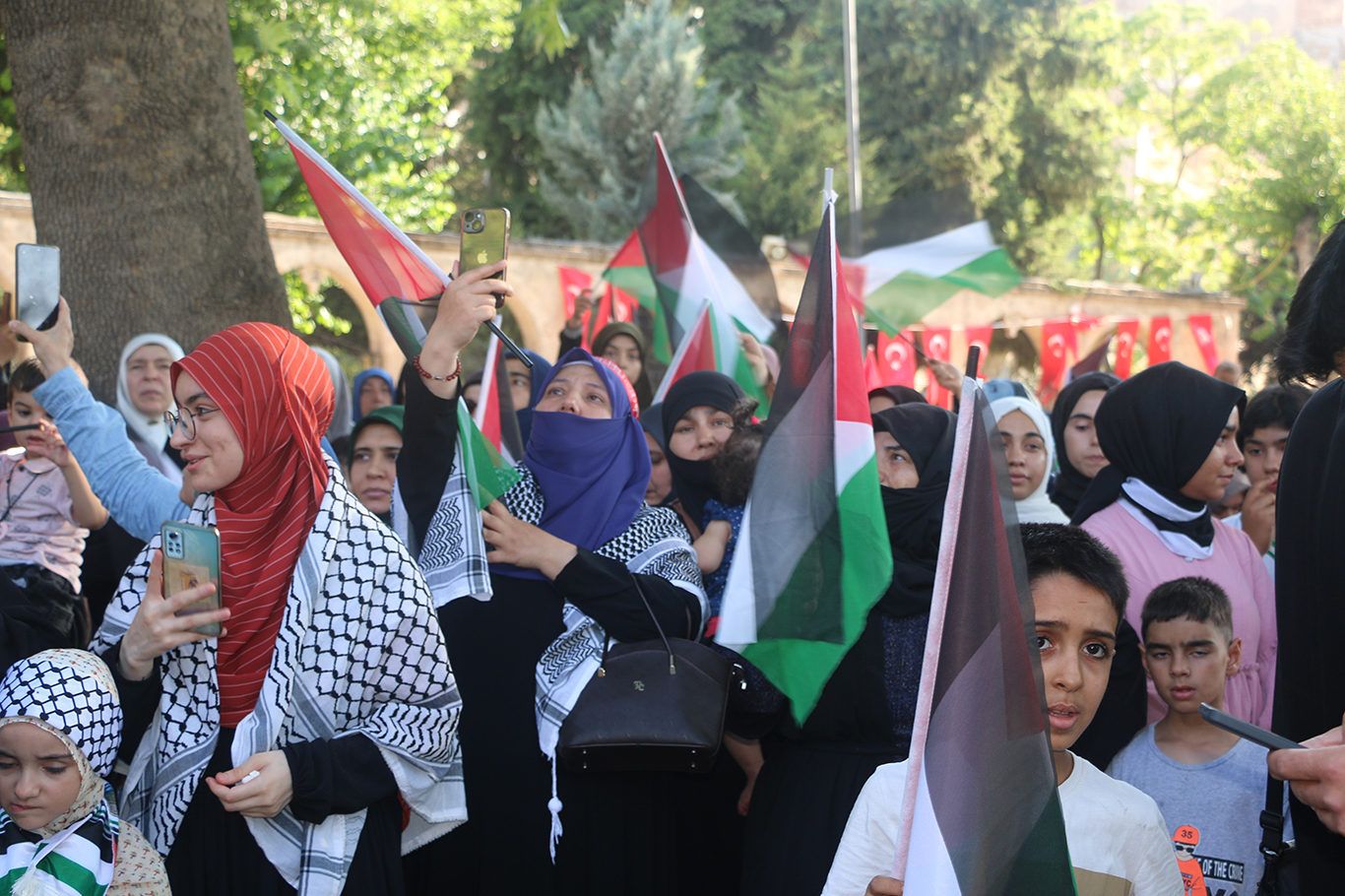 Şanlıurfalılar Heniyye için gıyabi cenaze namazına durdu, suikastı tel'in etti