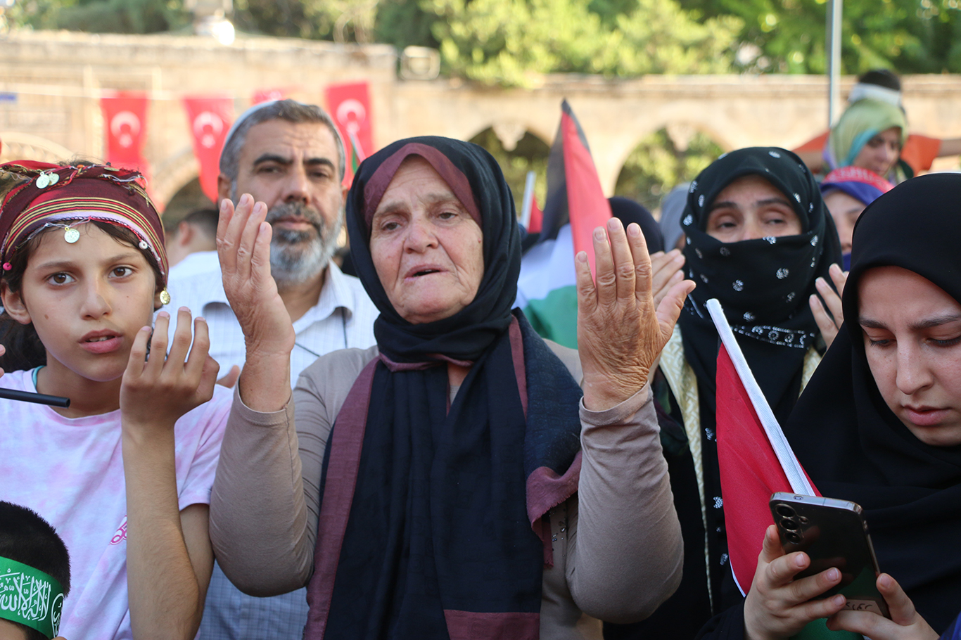 Şanlıurfalılar Heniyye için gıyabi cenaze namazına durdu, suikastı tel'in etti