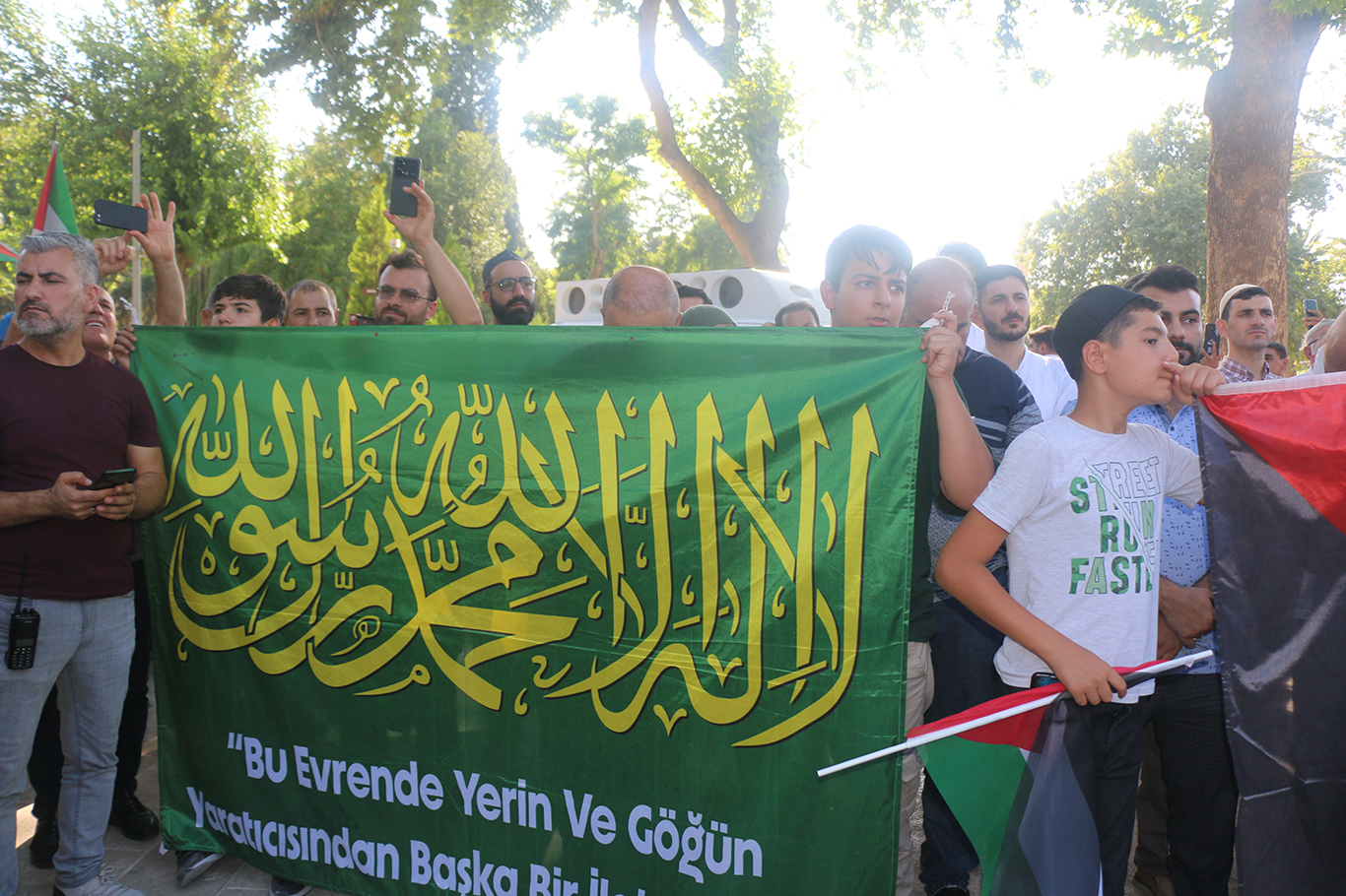 Şanlıurfalılar Heniyye için gıyabi cenaze namazına durdu, suikastı tel'in etti