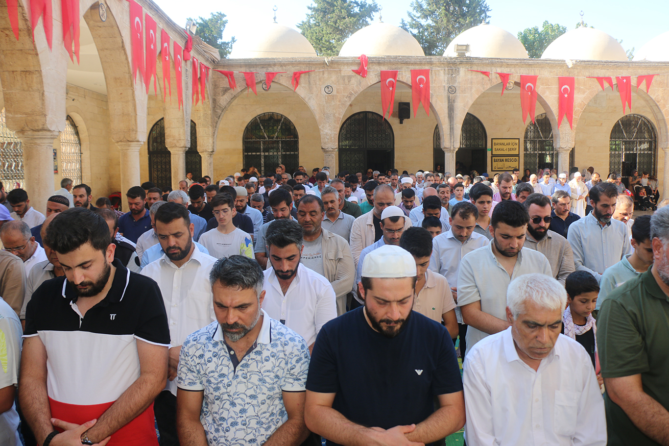 Şanlıurfalılar Heniyye için gıyabi cenaze namazına durdu, suikastı tel'in etti