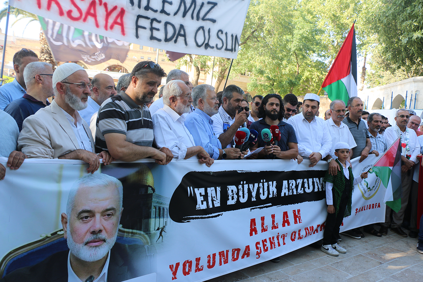 Şanlıurfalılar Heniyye için gıyabi cenaze namazına durdu, suikastı tel'in etti