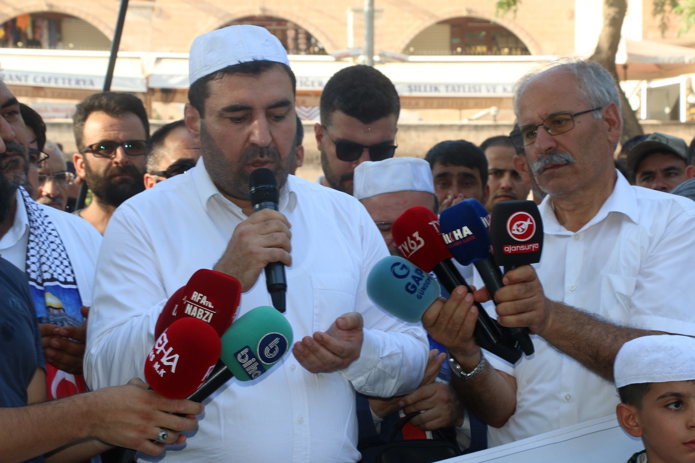 Şanlıurfalılar Heniyye için gıyabi cenaze namazına durdu, suikastı tel'in etti