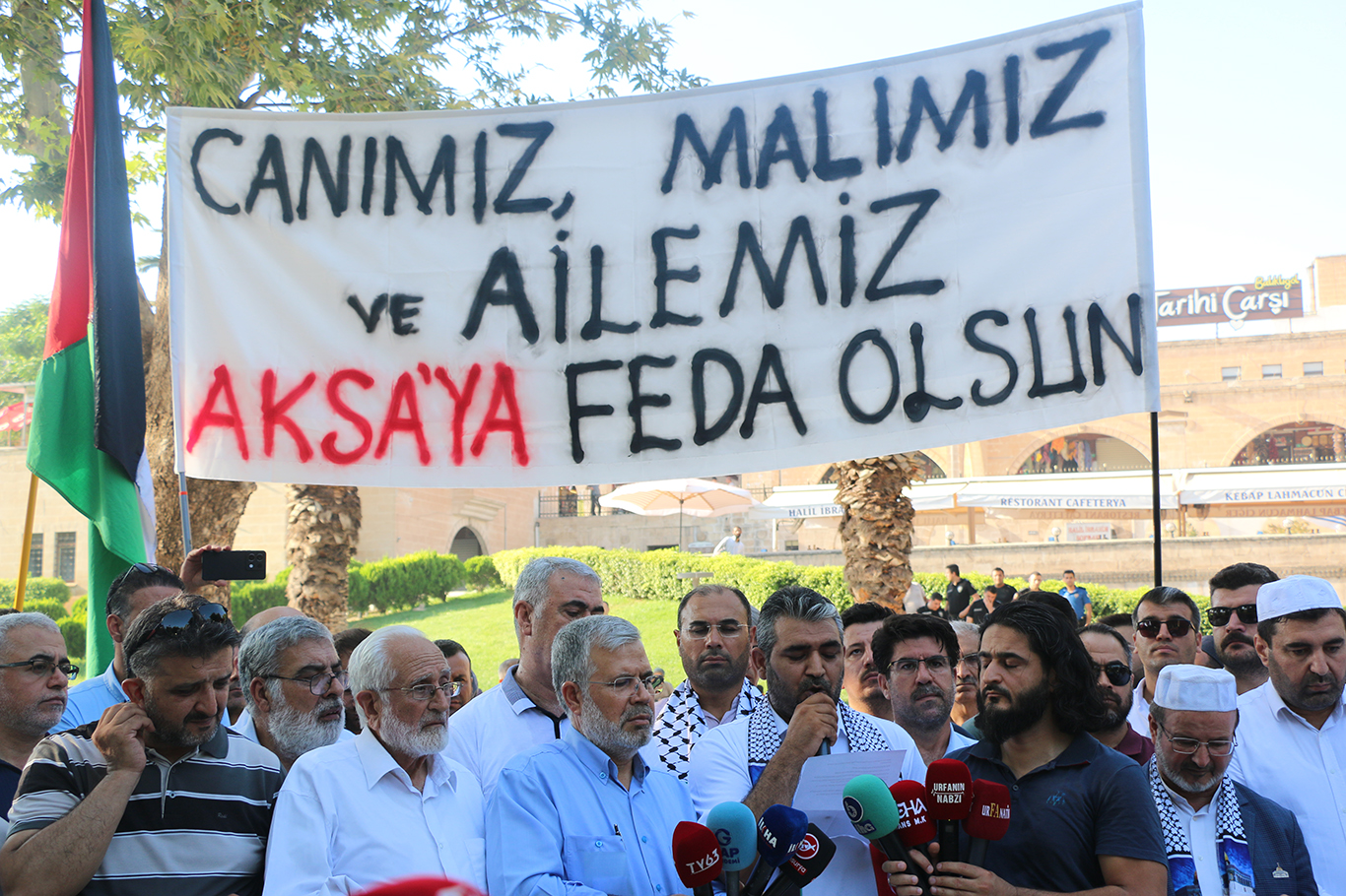 Şanlıurfalılar Heniyye için gıyabi cenaze namazına durdu, suikastı tel'in etti