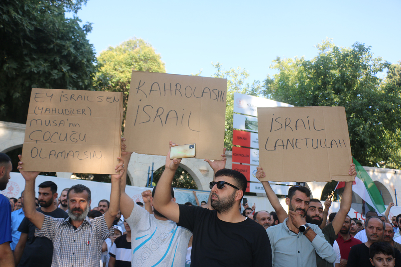 Şanlıurfalılar Heniyye için gıyabi cenaze namazına durdu, suikastı tel'in etti