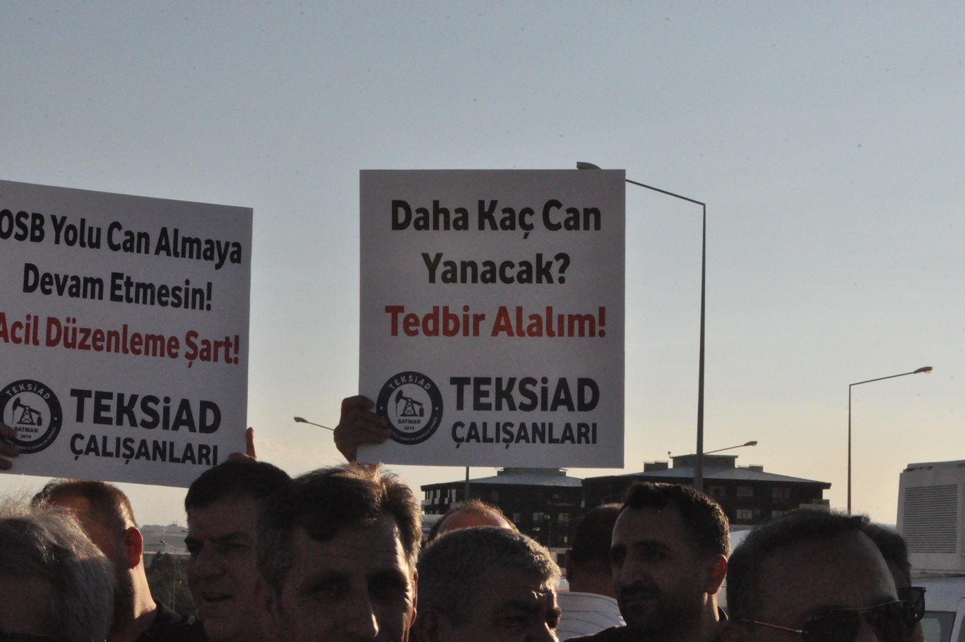 Batman'daki STK temsilcileri ile işçiler ölüm yolunda eylem yaptı