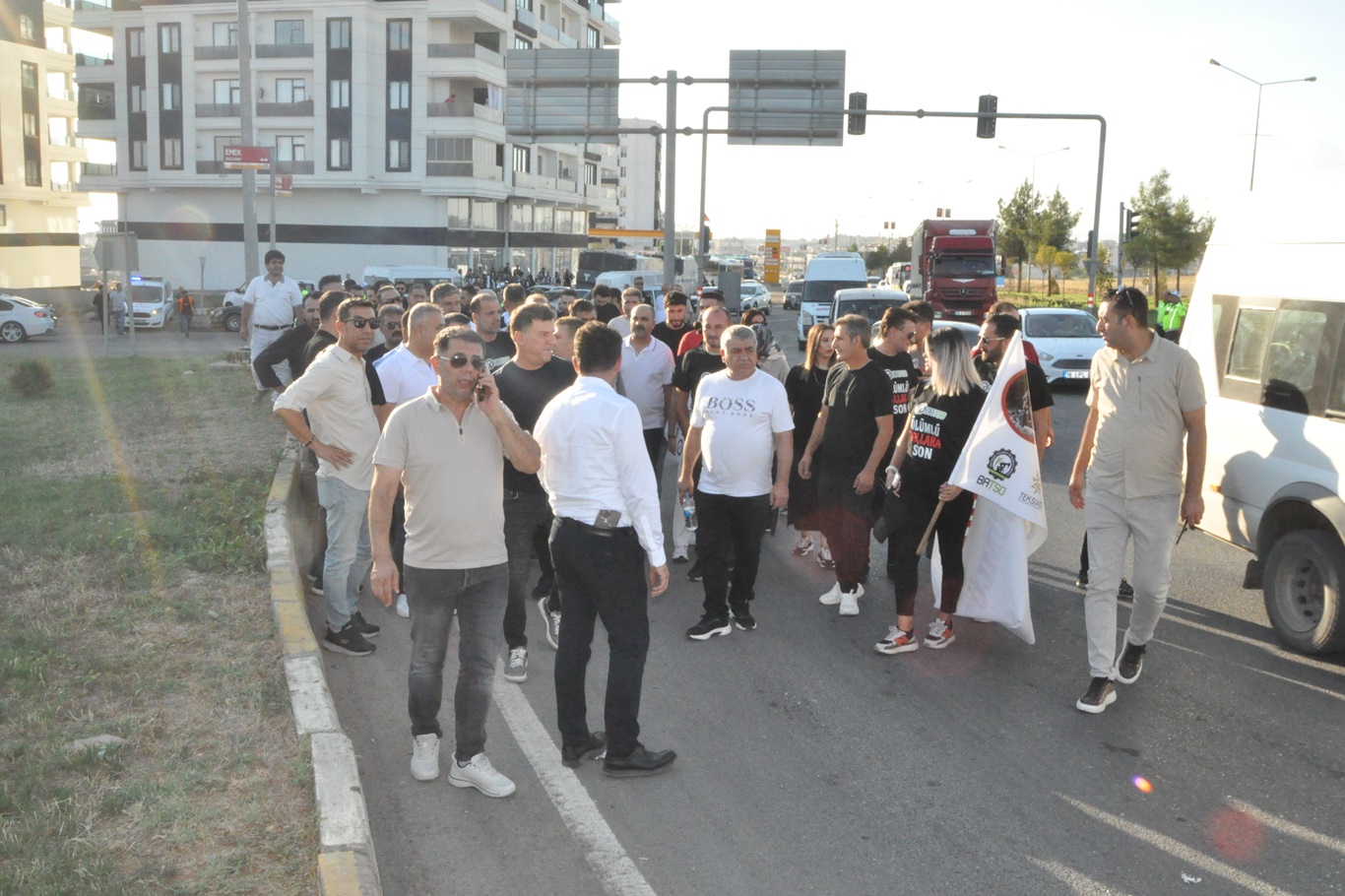 Batman'daki STK temsilcileri ile işçiler ölüm yolunda eylem yaptı