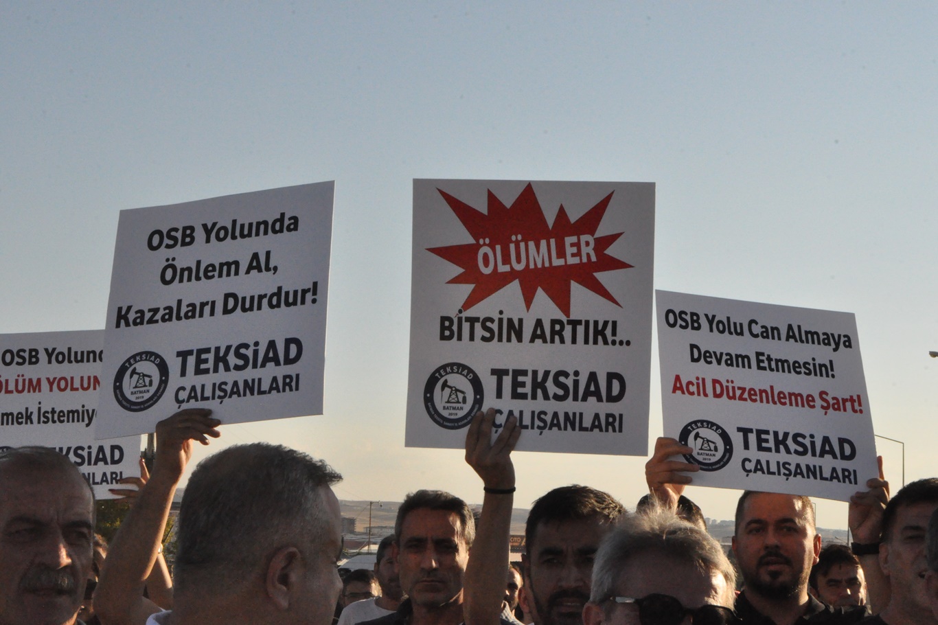 Batman'daki STK temsilcileri ile işçiler ölüm yolunda eylem yaptı