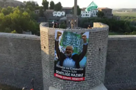 Şehid İsmail Heniyye'nin dev posteri Diyarbakır surlarına asıldı