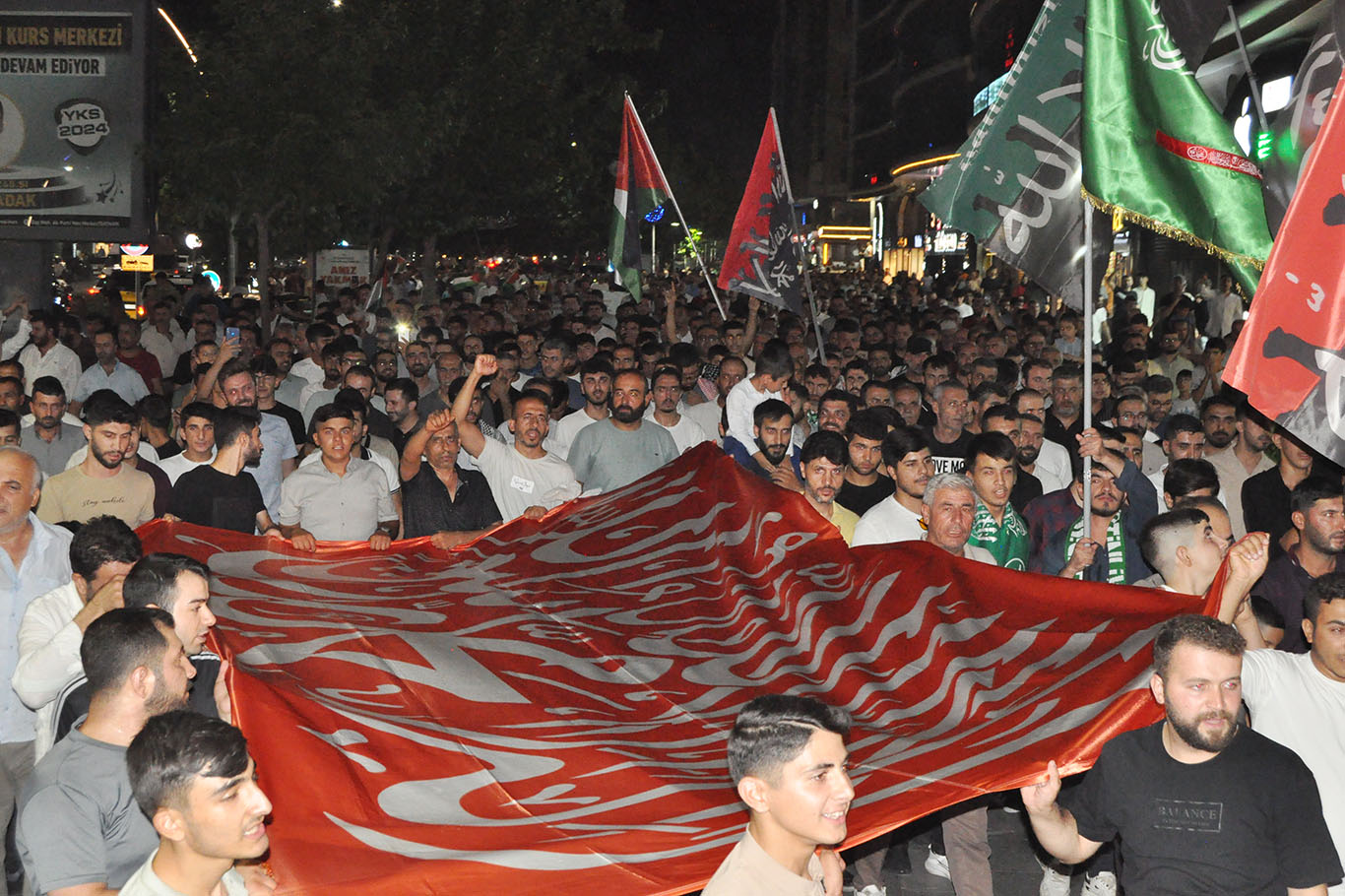 On binlerce Batmanlı düzenledikleri yürüyüşle Heniyye'nin katledilmesini protesto etti