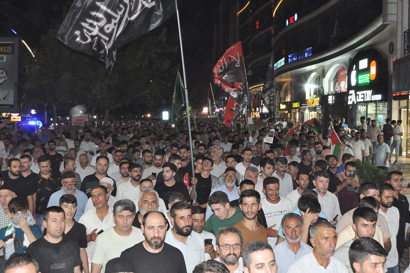On binlerce Batmanlı düzenledikleri yürüyüşle Heniyye'nin katledilmesini protesto etti