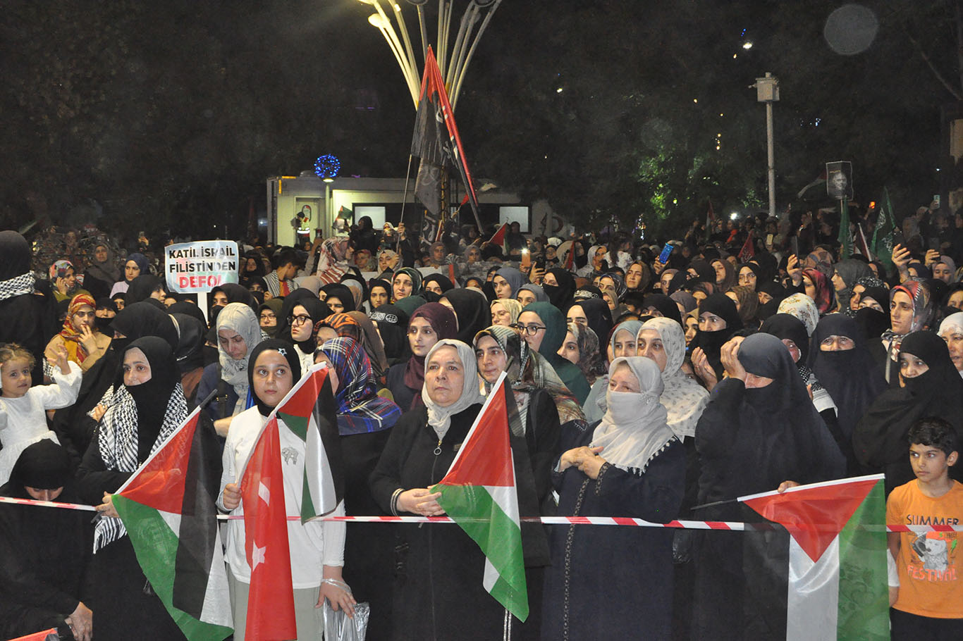 On binlerce Batmanlı düzenledikleri yürüyüşle Heniyye'nin katledilmesini protesto etti