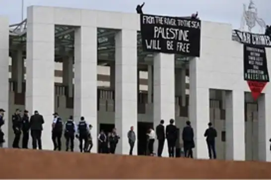 ناشطون مؤيّدون للفلسطينيّين يرفعون لافتات على مبنى البرلمان الأسترالي