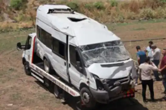 Yolcu minibüsü ile pikap çarpıştı: 3 ağır 13 yaralı