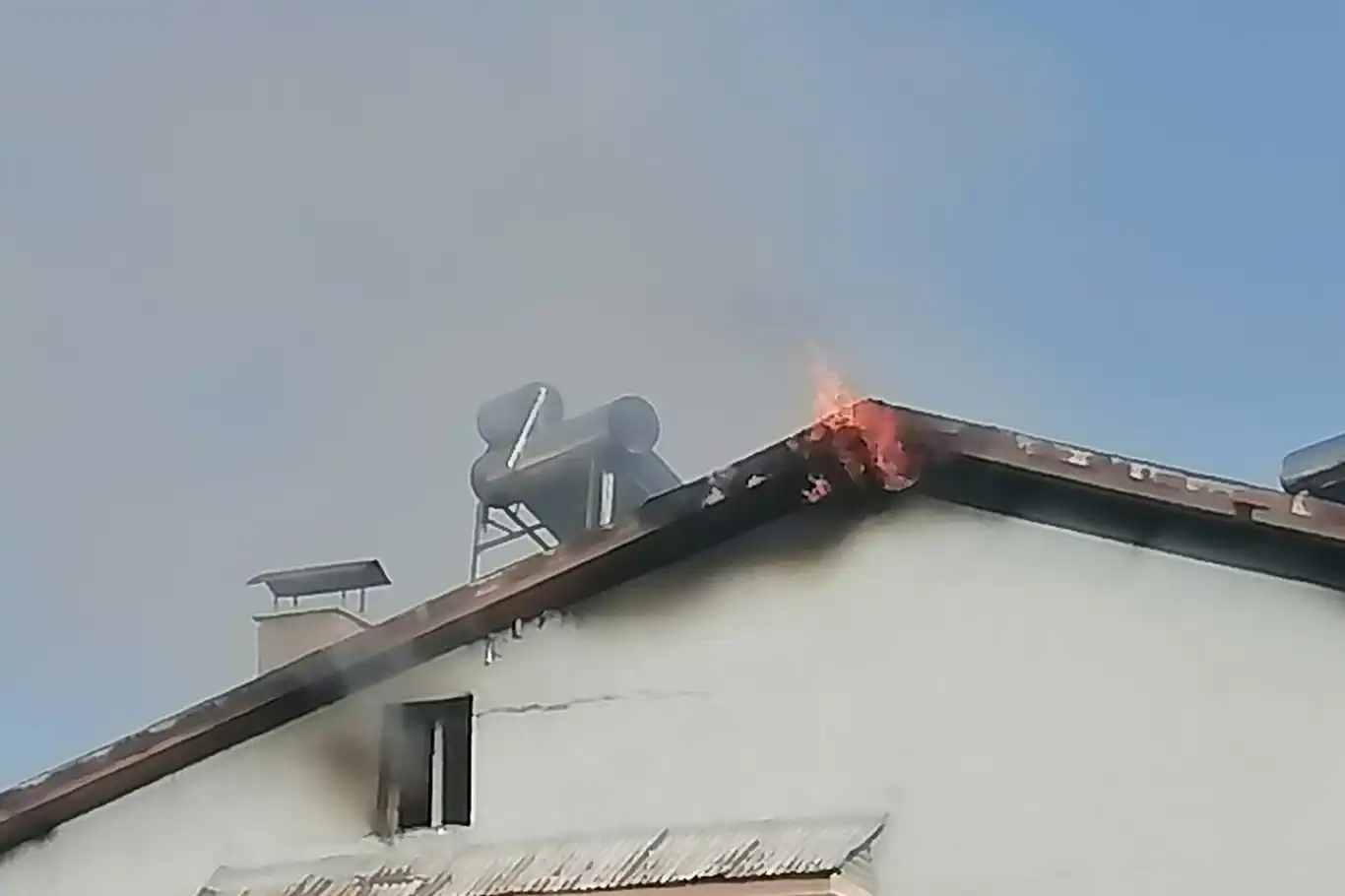 Bingöl’de bir binanın çatı katında korkutan yangın