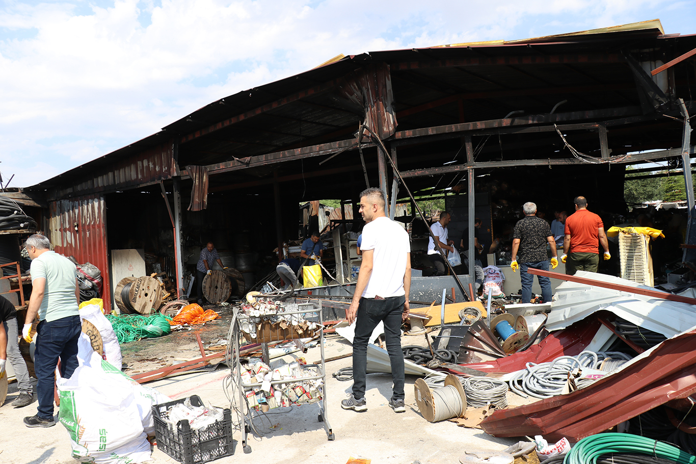 İşyerleri yanan esnaf: Depremden sonra tırnaklarımızla kazıya kazıya topladığımızı yangında kaybettik