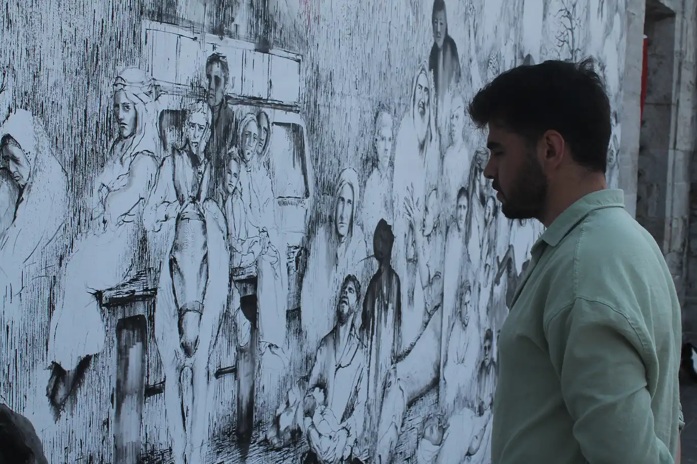 Gazze'de yaşananları dev tuvale çizen genç ressam, soykırıma sessiz kalınmasına dikkat çekti