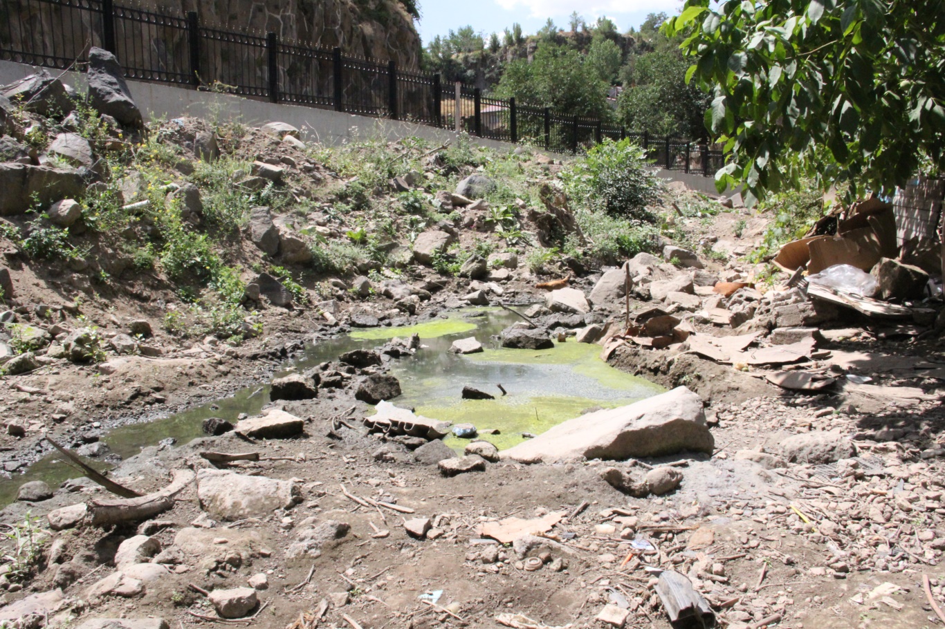Bitlis’te evlerinin önü lağımla dolan mahalle sakinleri yetkililere seslendi