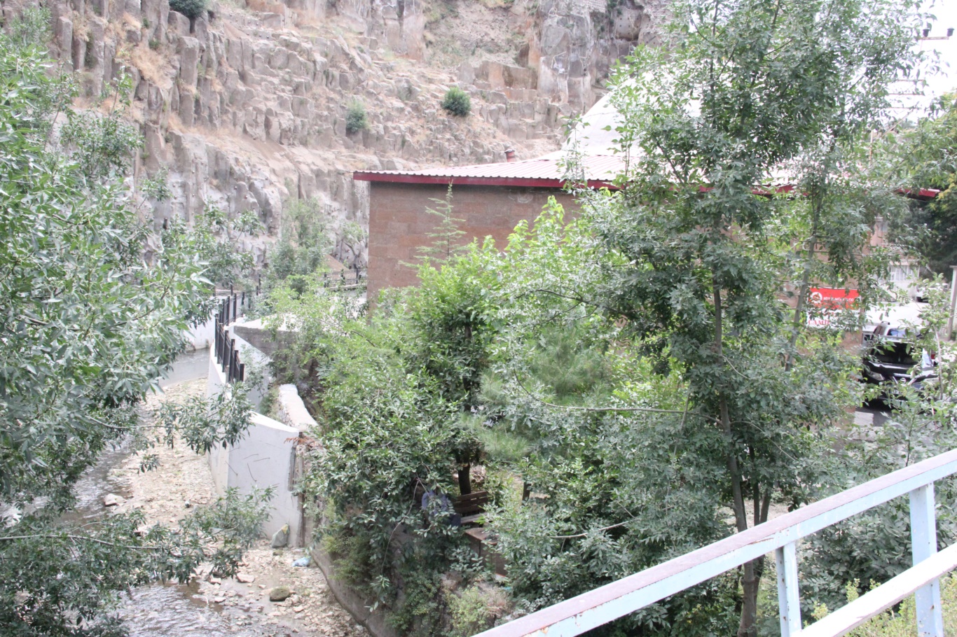 Bitlis’te evlerinin önü lağımla dolan mahalle sakinleri yetkililere seslendi