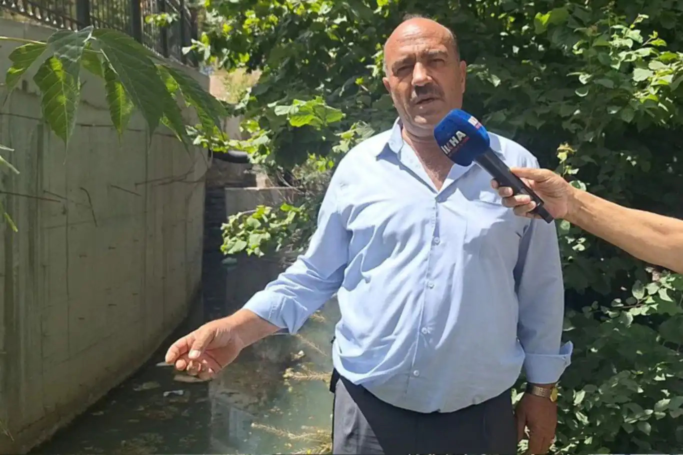 Bitlis’te evlerinin önü lağımla dolan mahalle sakinleri yetkililere seslendi Bitlis’te evlerinin önü lağımla dolan mahalle sakinleri yetkililere seslendi