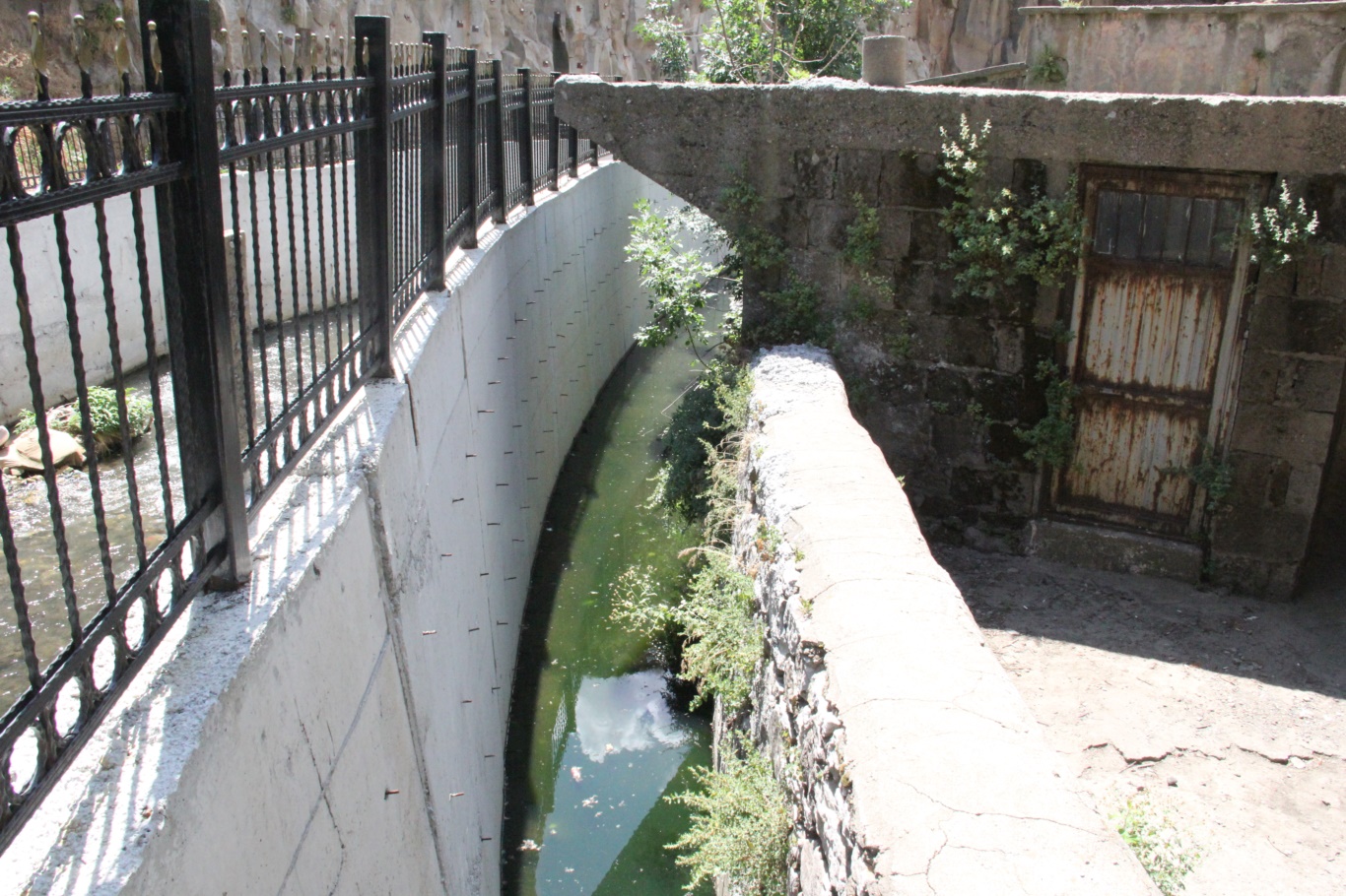 Bitlis’te evlerinin önü lağımla dolan mahalle sakinleri yetkililere seslendi