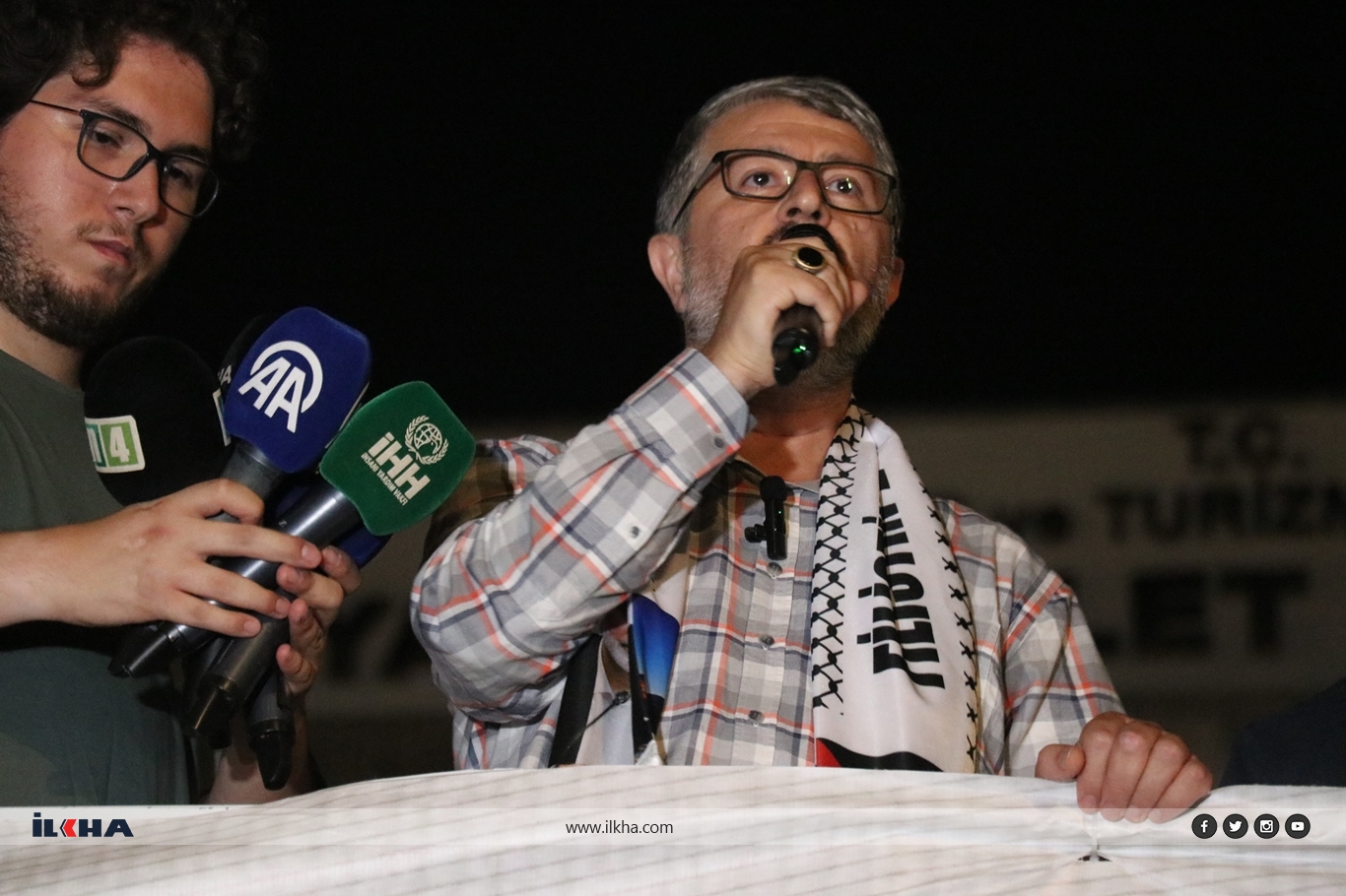 Li Stenbolê bi dehhezaran mirov ji bo Şehîd Îsmaîl Henîyye meşîyan Li Stenbolê bi dehhezaran mirov ji bo Şehîd Îsmaîl Henîyye meşîyan