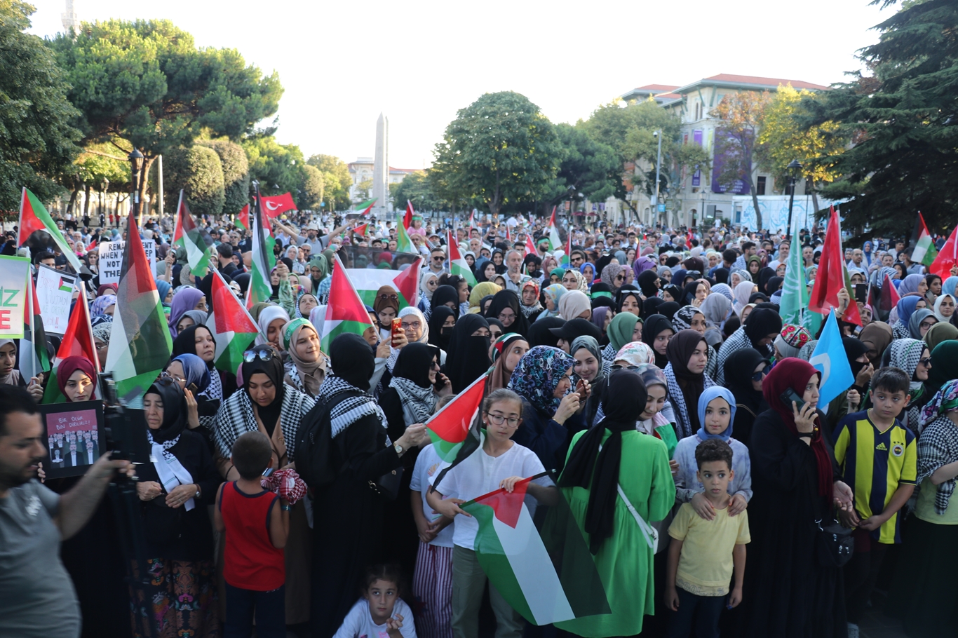 Sultanahmet'te binlerce kişi Gazze için bir araya geldi