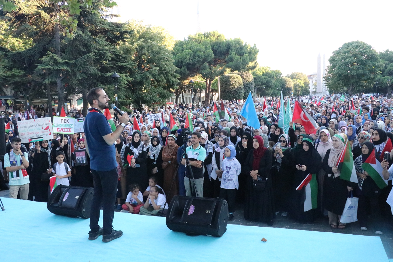 Sultanahmet'te binlerce kişi Gazze için bir araya geldi